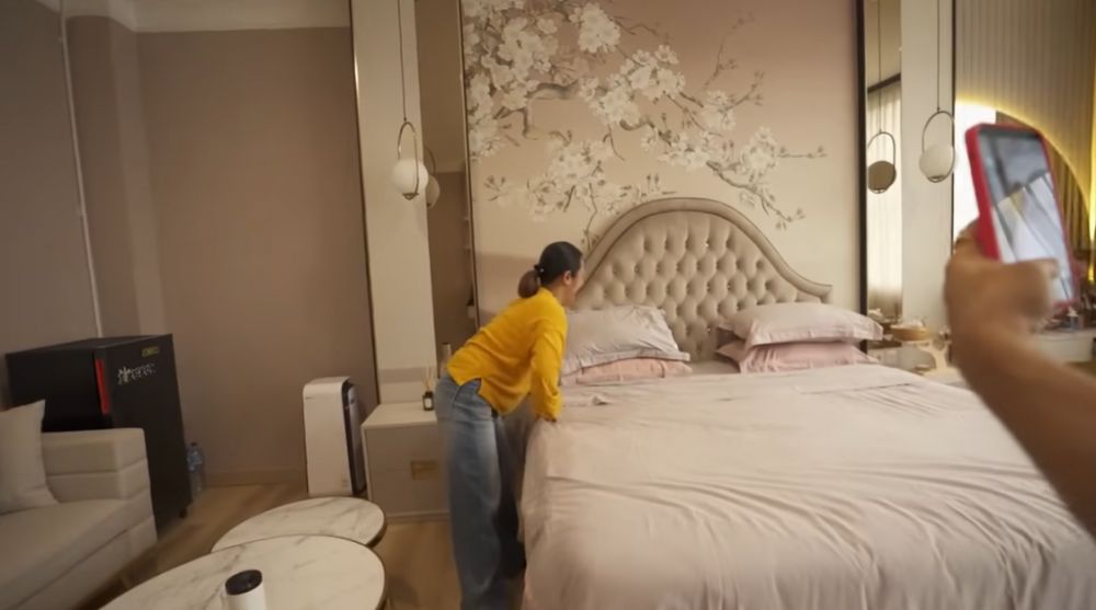Bak hotel mewah ada tempat tidurnya, intip 11 potret kantor bos skincare Shella Saukia