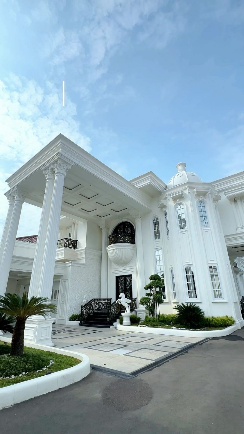 Hasil jual daster 4 tahun bisa bangun rumah bak istana, intip 9 potret hunian mewah Dini Nurdiyantini