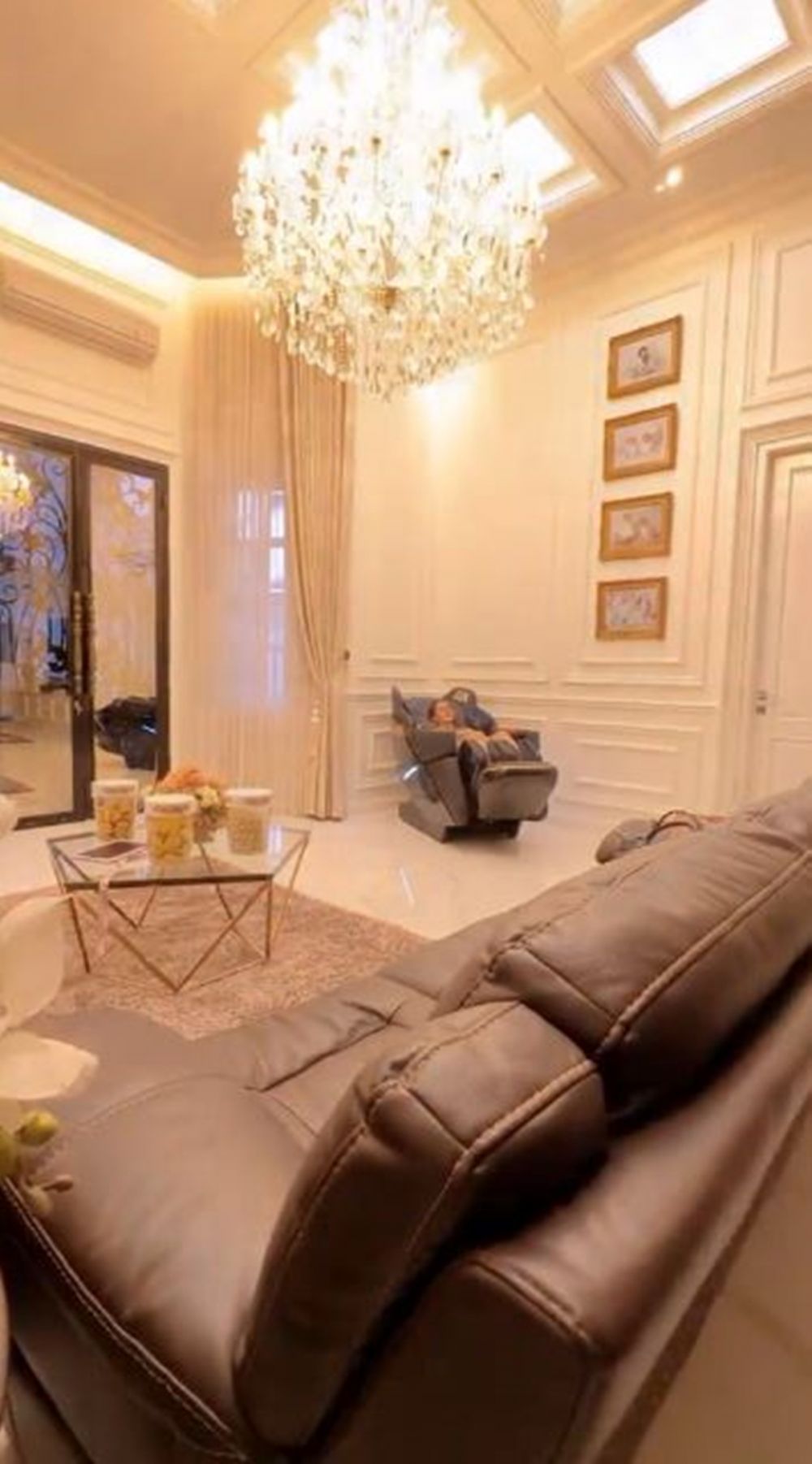 Hasil jual daster 4 tahun bisa bangun rumah bak istana, intip 9 potret hunian mewah Dini Nurdiyantini