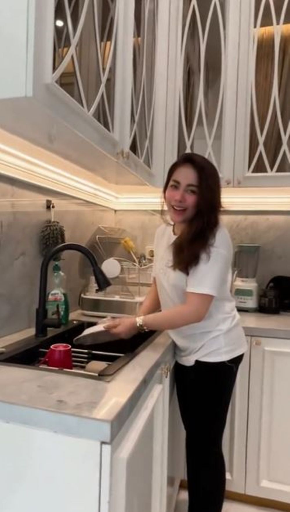 Hasil jual daster 4 tahun bisa bangun rumah bak istana, intip 9 potret hunian mewah Dini Nurdiyantini