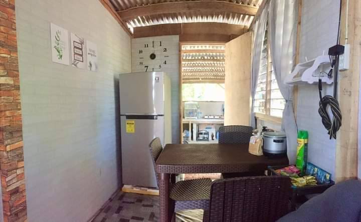 Dari luar triplek beratap seng, 9 potret bagian dalam rumah ini interiornya estetik bak vila