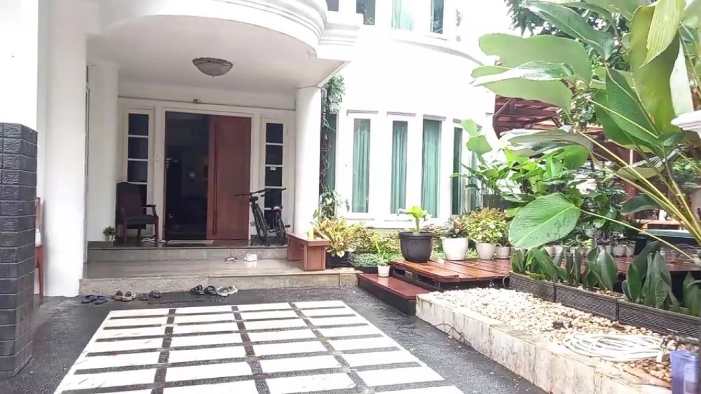 Furnitur serba kayu suasana old money, 9 potret rumah Hetty Koes Endang ini klasik elegan