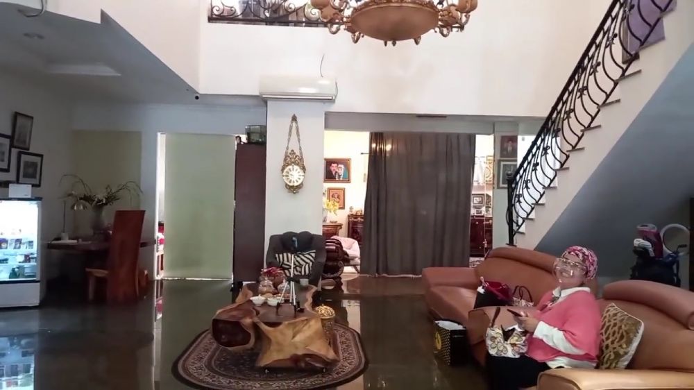 Furnitur serba kayu suasana old money, 9 potret rumah Hetty Koes Endang ini klasik elegan