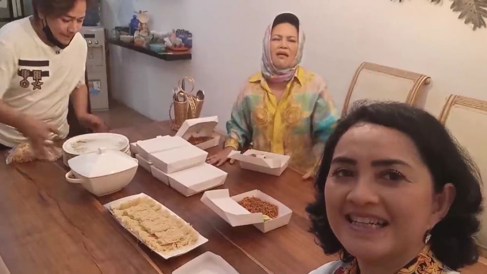 Furnitur serba kayu suasana old money, 9 potret rumah Hetty Koes Endang ini klasik elegan