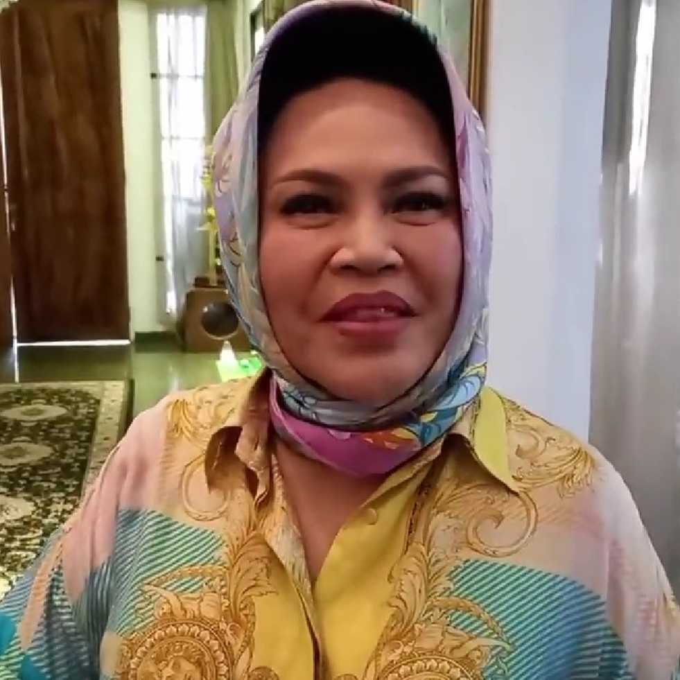 Furnitur serba kayu suasana old money, 9 potret rumah Hetty Koes Endang ini klasik elegan