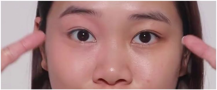 Bukan ditutup dulu pake color corrector, ini trik samarkan mata panda agar hasilnya tak abu-abu