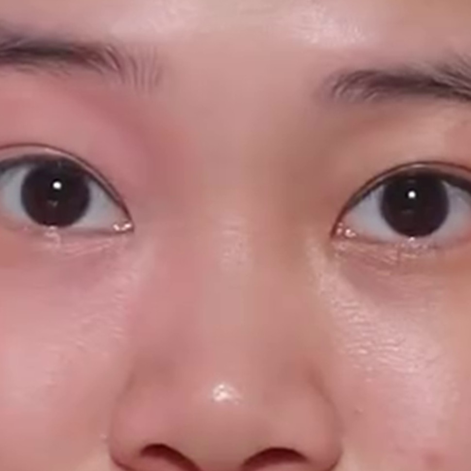 Bukan ditutup dulu pake color corrector, ini trik samarkan mata panda agar hasilnya tak abu-abu