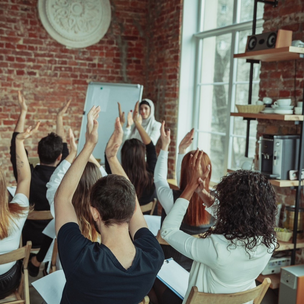 40 Pantun pembuka acara lucu untuk acara formal, bikin suasana jadi lebih santai dan berkesan