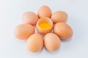 Bingung membedakan telur segar dan lama? Coba 3 trik sederhana ini