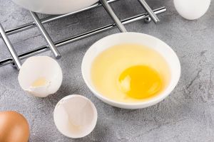 Bingung memisahkan putih dan kuning telur? Coba 3 trik sederhana ini