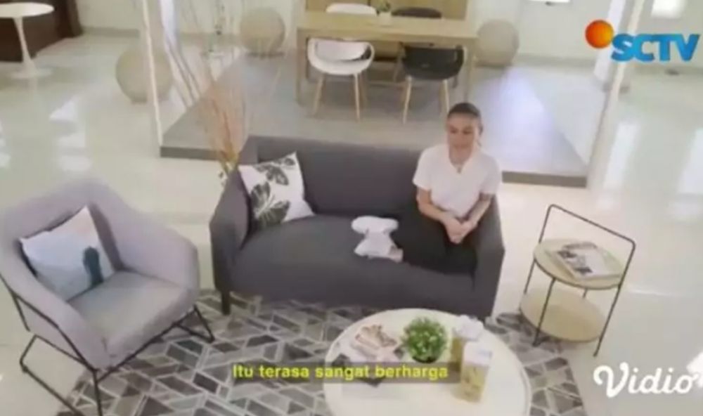 9 Potret rumah Agnez Mo di Jakarta interiornya minimalis serba putih, area dapurnya mirip di restoran