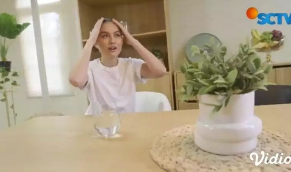 9 Potret rumah Agnez Mo di Jakarta interiornya minimalis serba putih, area dapurnya mirip di restoran