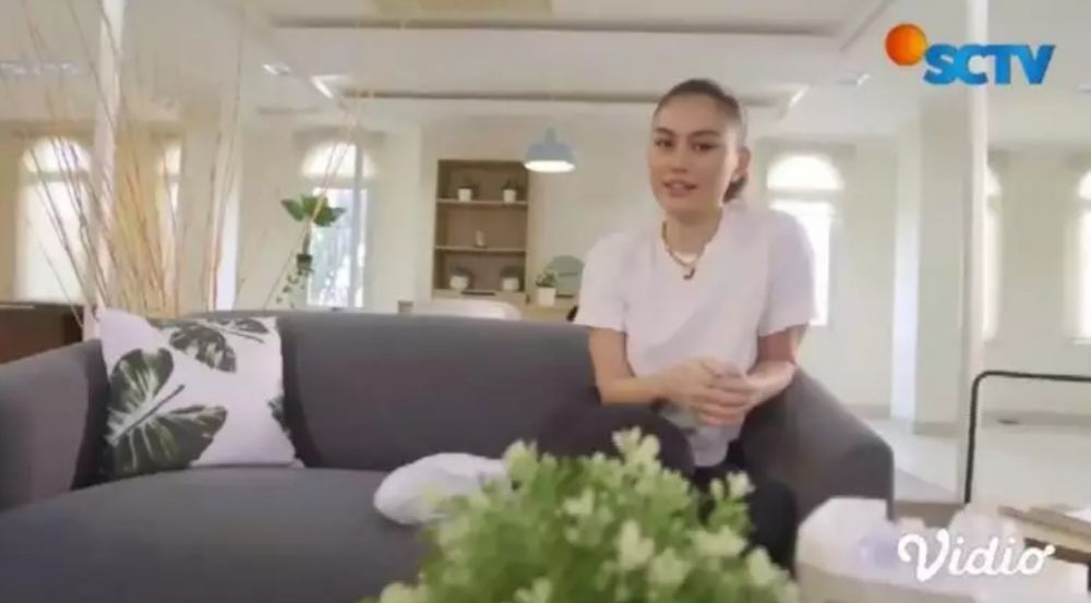 9 Potret rumah Agnez Mo di Jakarta interiornya minimalis serba putih, area dapurnya mirip di restoran