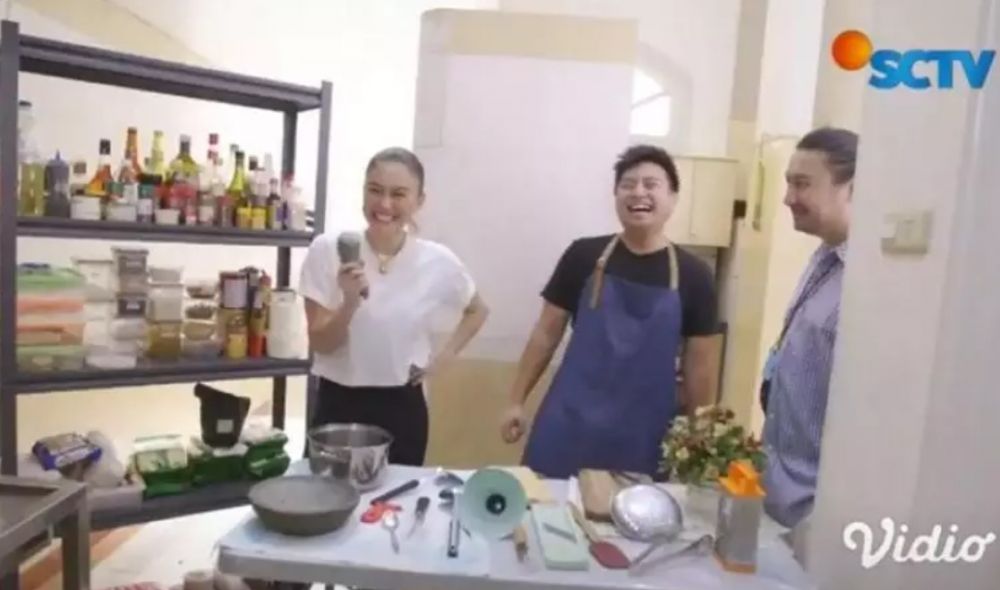 9 Potret rumah Agnez Mo di Jakarta interiornya minimalis serba putih, area dapurnya mirip di restoran