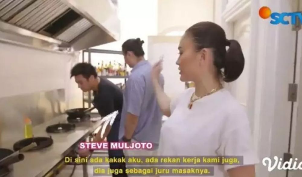 9 Potret rumah Agnez Mo di Jakarta interiornya minimalis serba putih, area dapurnya mirip di restoran