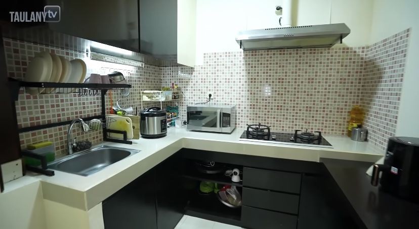 Mantan penjual koran ini kini sukses bangun rumah mewah, 11 potret hunian Ebel Cobra, fasad ala Eropa