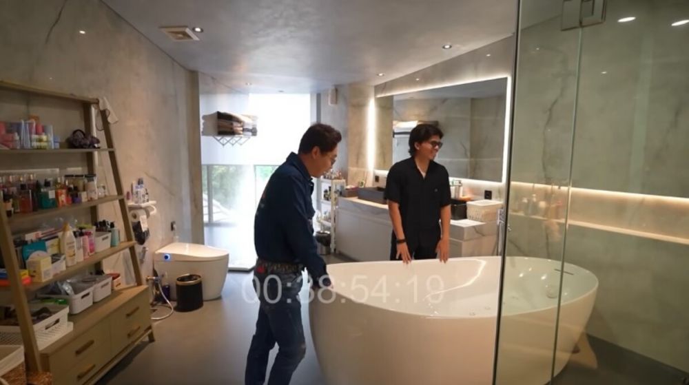 Luas bak dua kamar tidur, unik ada dua shower, ini 11 potret kamar mandi Atta dan Aurel Hermansyah