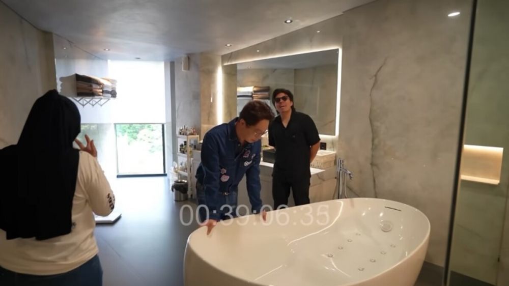 Luas bak dua kamar tidur, unik ada dua shower, ini 11 potret kamar mandi Atta dan Aurel Hermansyah