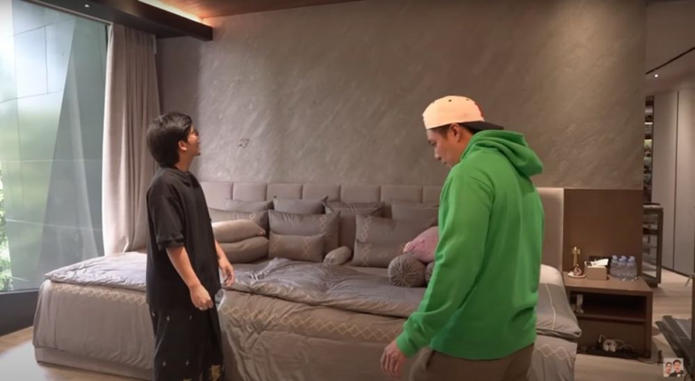 Luas bak dua kamar tidur, unik ada dua shower, ini 11 potret kamar mandi Atta dan Aurel Hermansyah