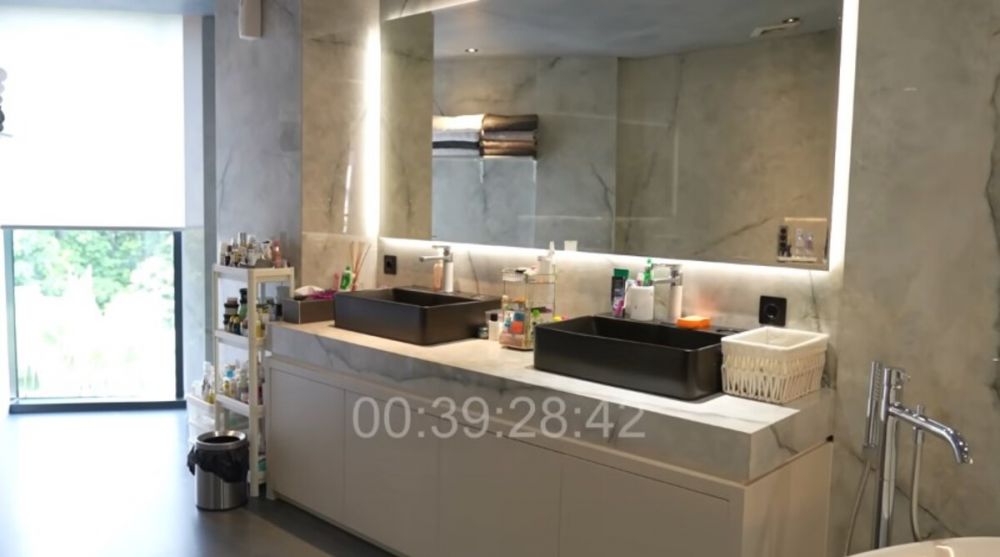 Luas bak dua kamar tidur, unik ada dua shower, ini 11 potret kamar mandi Atta dan Aurel Hermansyah
