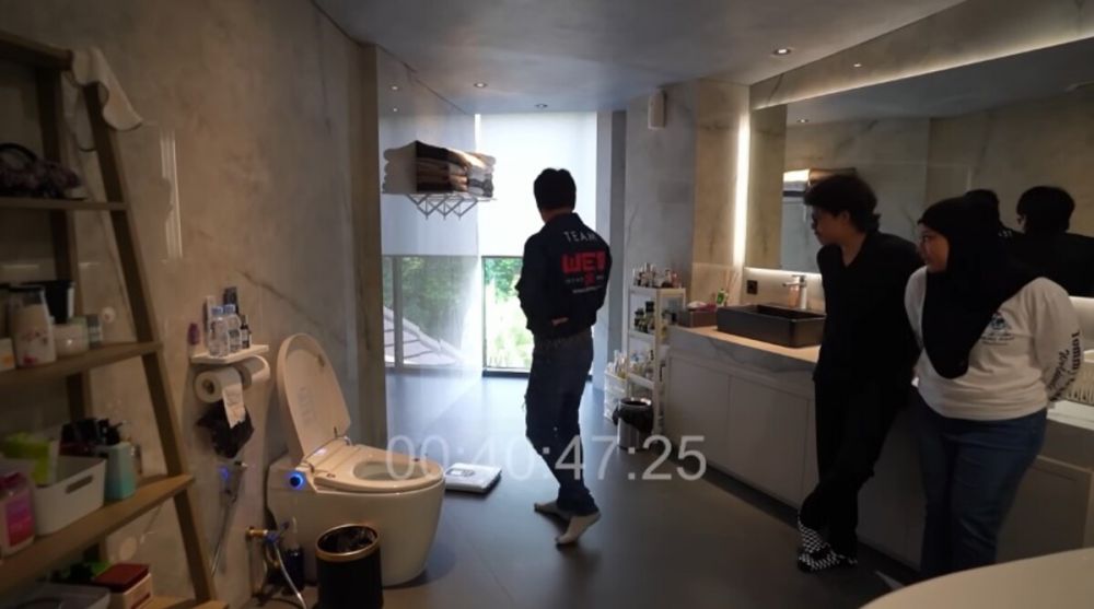 Luas bak dua kamar tidur, unik ada dua shower, ini 11 potret kamar mandi Atta dan Aurel Hermansyah