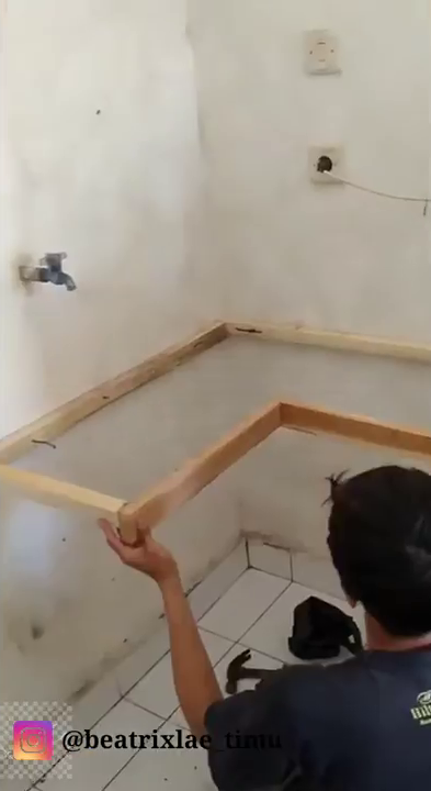 Cuma pakai meja kayu tanpa semen cor tetap kokoh, begini 9 cara bikin dapur sudut kontrakan minimalis