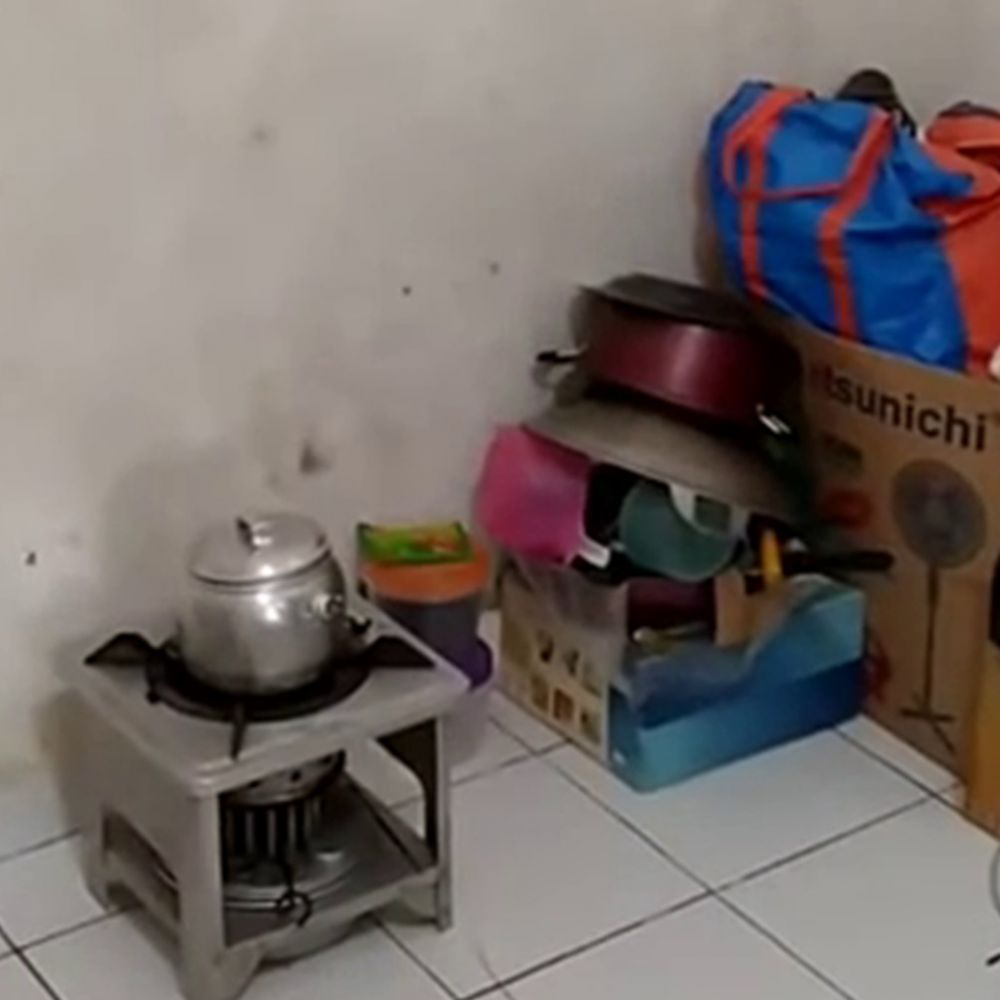 Cuma pakai meja kayu tanpa semen cor tetap kokoh, begini 9 cara bikin dapur sudut kontrakan minimalis