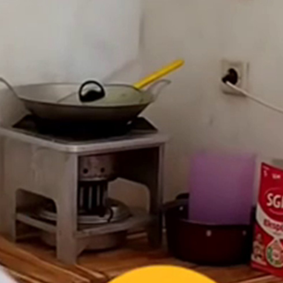 Cuma pakai meja kayu tanpa semen cor tetap kokoh, begini 9 cara bikin dapur sudut kontrakan minimalis