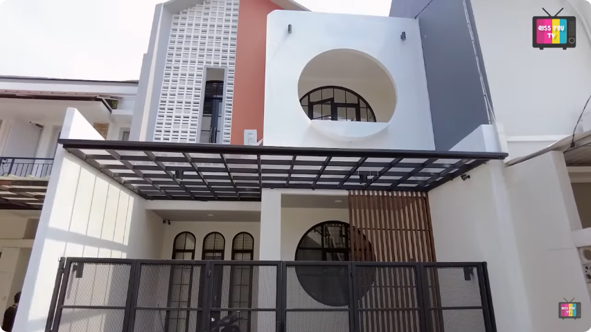 Didesain sendiri ada ruang rahasia, intip 11 potret rumah baru Hesti Purwadinata