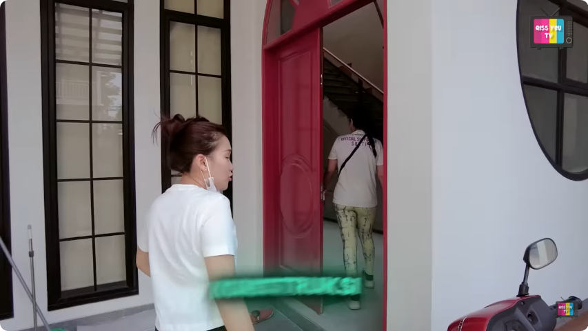 Didesain sendiri ada ruang rahasia, intip 11 potret rumah baru Hesti Purwadinata