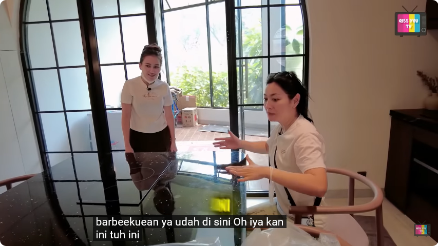 Didesain sendiri ada ruang rahasia, intip 11 potret rumah baru Hesti Purwadinata