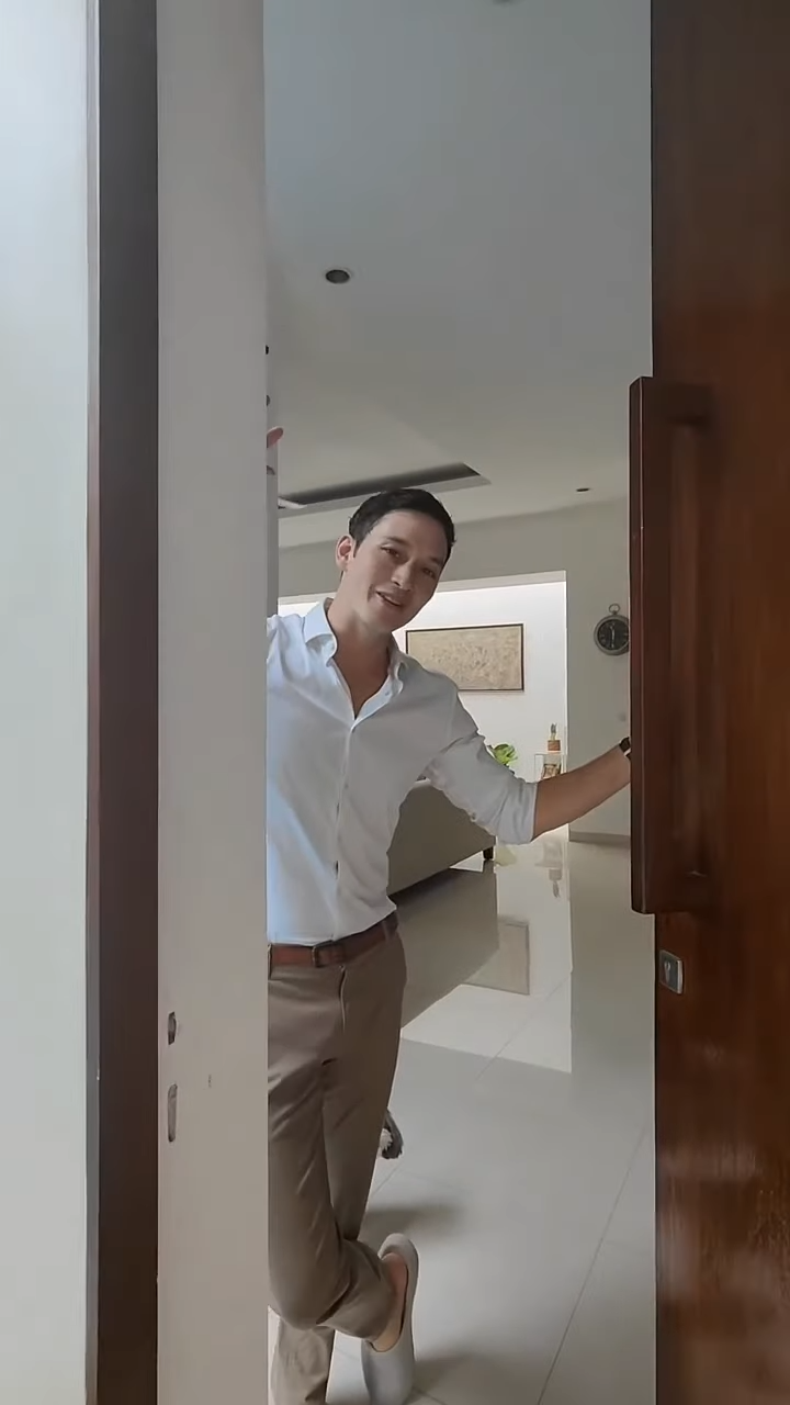 Lama tak muncul ternyata artis ini punya rumah simpel super nyaman, intip 10 potret hunian Mike Lewis