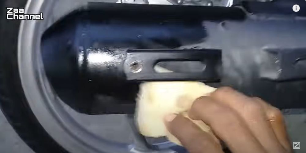 Trik membersihkan kerak knalpot pakai 2 bahan dapur, kinclong seperti baru beli motor
