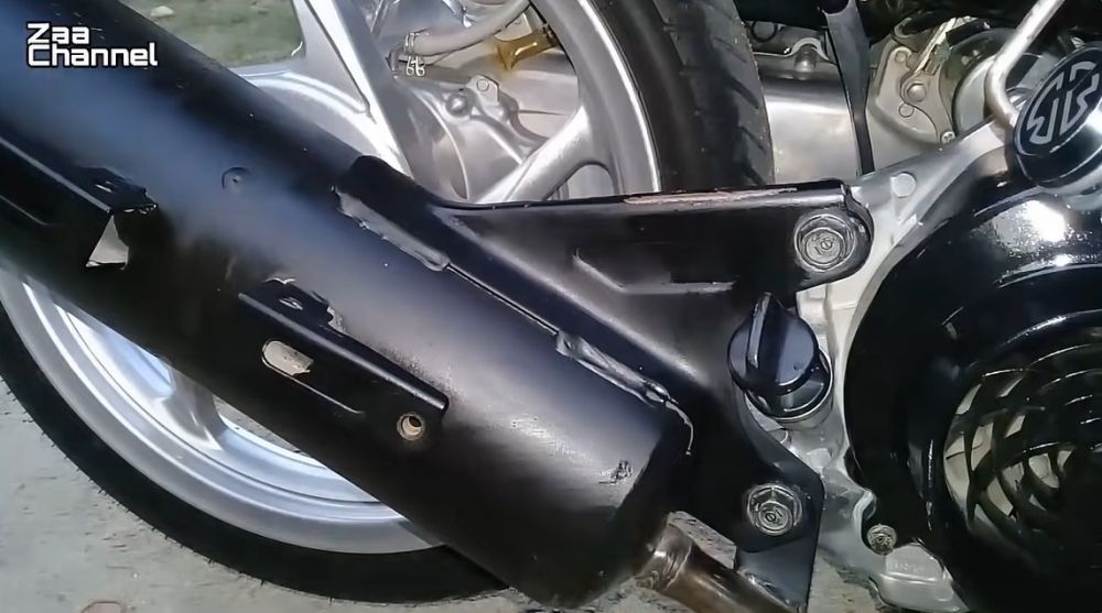 Trik membersihkan kerak knalpot pakai 2 bahan dapur, kinclong seperti baru beli motor