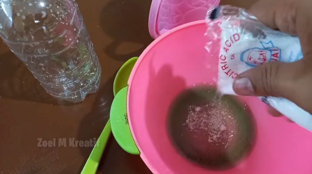 Trik bapak-bapak hilangkan bercak putih noda jamur di kaca mobil modal Rp 4 ribu, pakai 1 bahan dapur