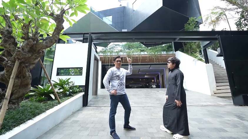 Punya banyak vespa antik di rumah seharga Rp 25 M, intip 11 potret basement Atta Halilintar