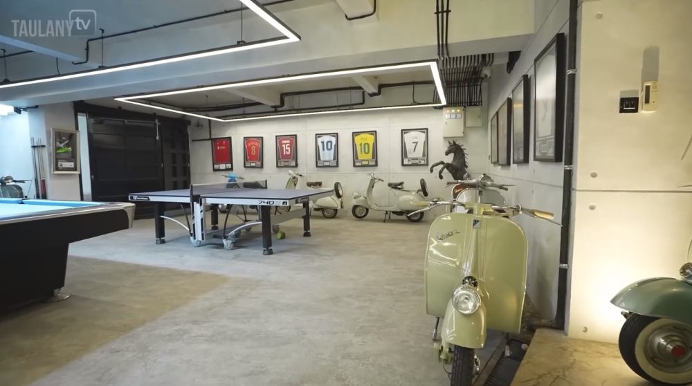 Punya banyak vespa antik di rumah seharga Rp 25 M, intip 11 potret basement Atta Halilintar