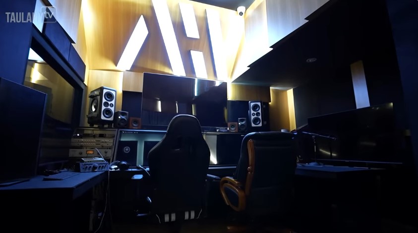 Punya banyak vespa antik di rumah seharga Rp 25 M, intip 11 potret basement Atta Halilintar