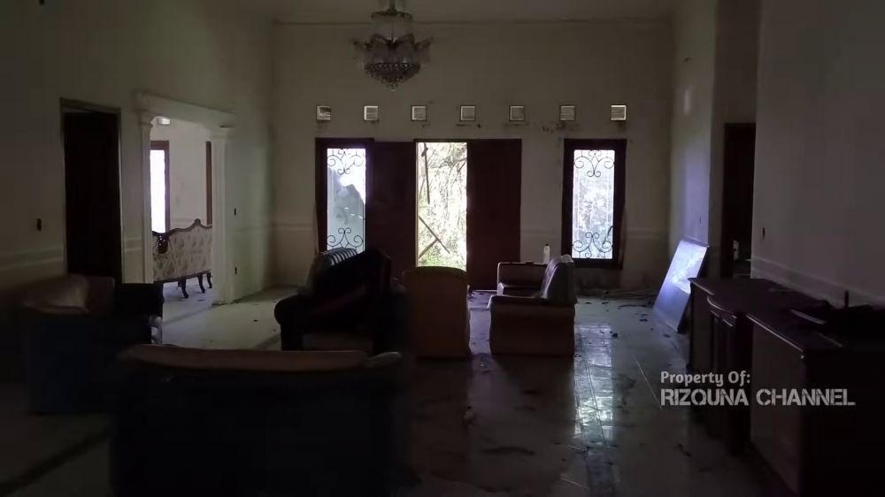 Halaman luas terabaikan bak hutan, 11 potret rumah lawas Maudy Koesnaedi, terakhir dihuni sekitar 2005