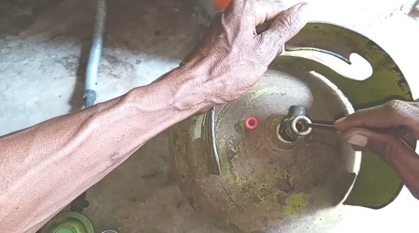 Tanpa repot ganti karet seal, ini trik cegah tabung gas LPG 3 kg bocor cuma pakai 1 alat sederhana