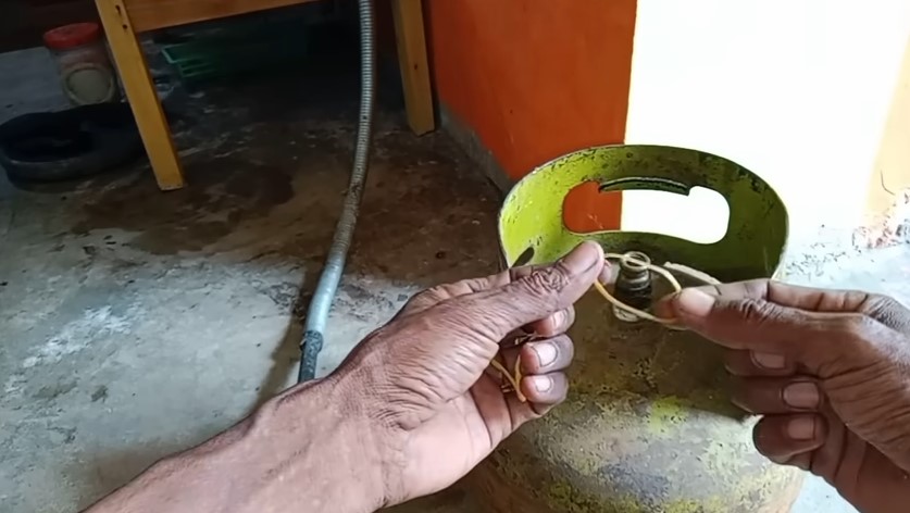 Tanpa repot ganti karet seal, ini trik cegah tabung gas LPG 3 kg bocor cuma pakai 1 alat sederhana