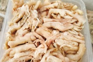 Cara mudah memisahkan tulang dari ceker ayam tanpa banyak membuang dagingnya