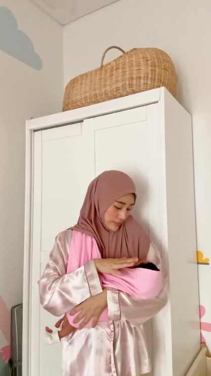Desainnya interior estetik walau minim barang, ini 11 potret kamar anak Larissa Chou dan Ikram Rosadi