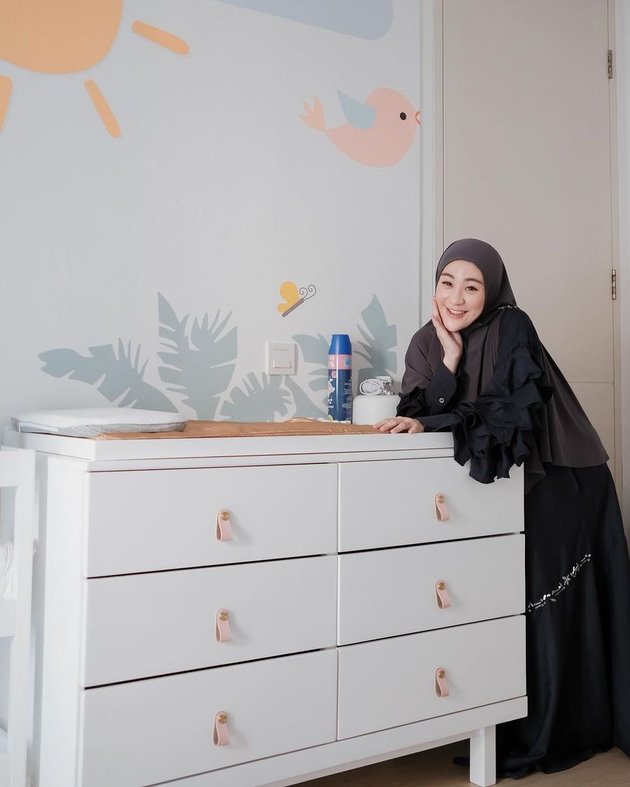 Desainnya interior estetik walau minim barang, ini 11 potret kamar anak Larissa Chou dan Ikram Rosadi