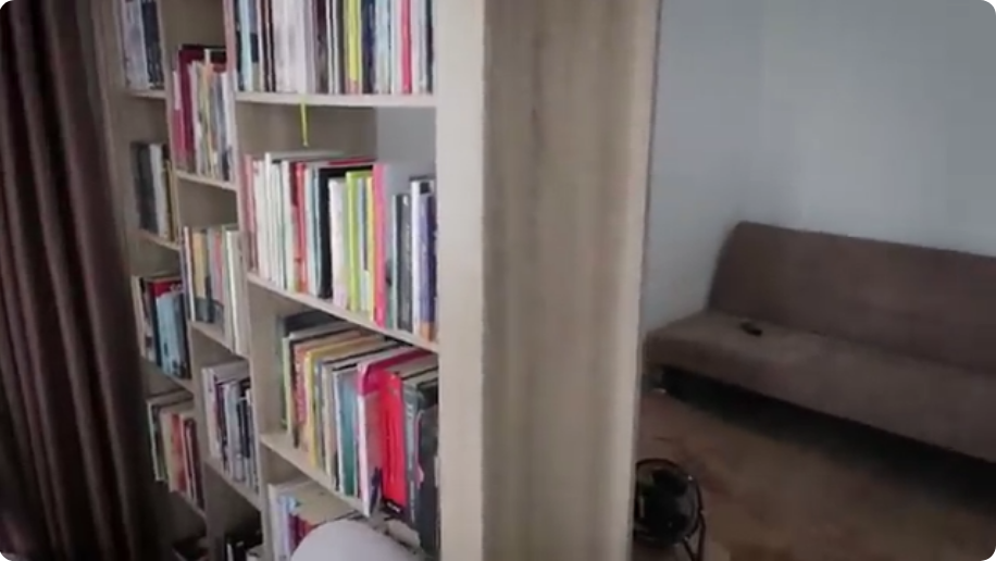 Koleksi kaset jadulnya tuai atensi, 10 potret ruang santai Fiersa Besari ini nyaman dan estetik