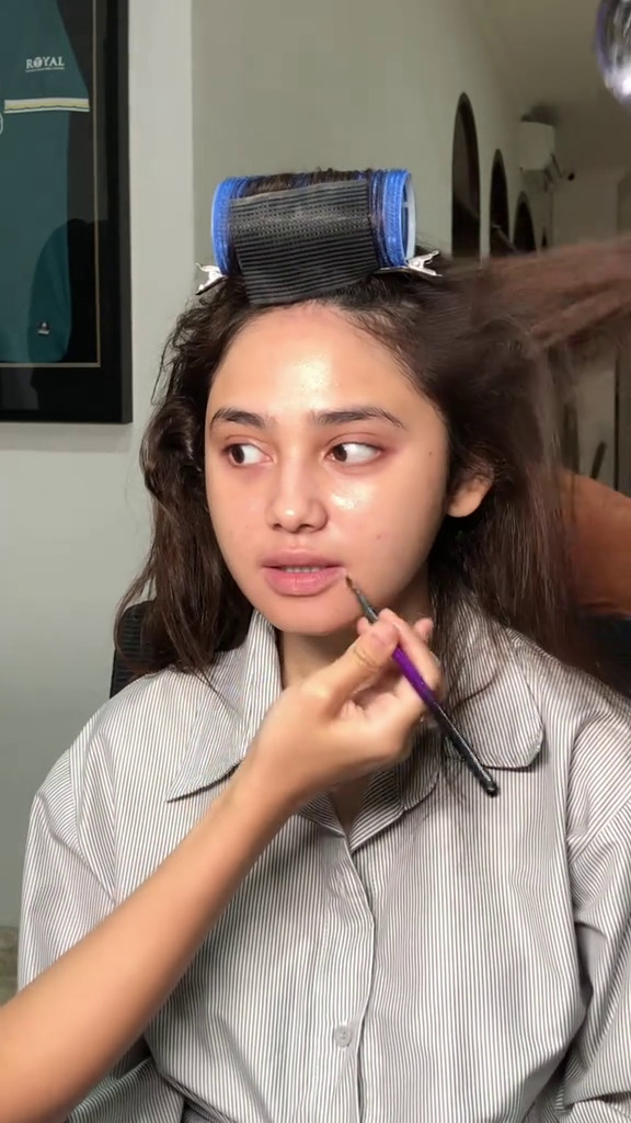 9 Potret Syifa Hadju saat tampil polos bikin warganet pangling, beda pol usai dimakeup