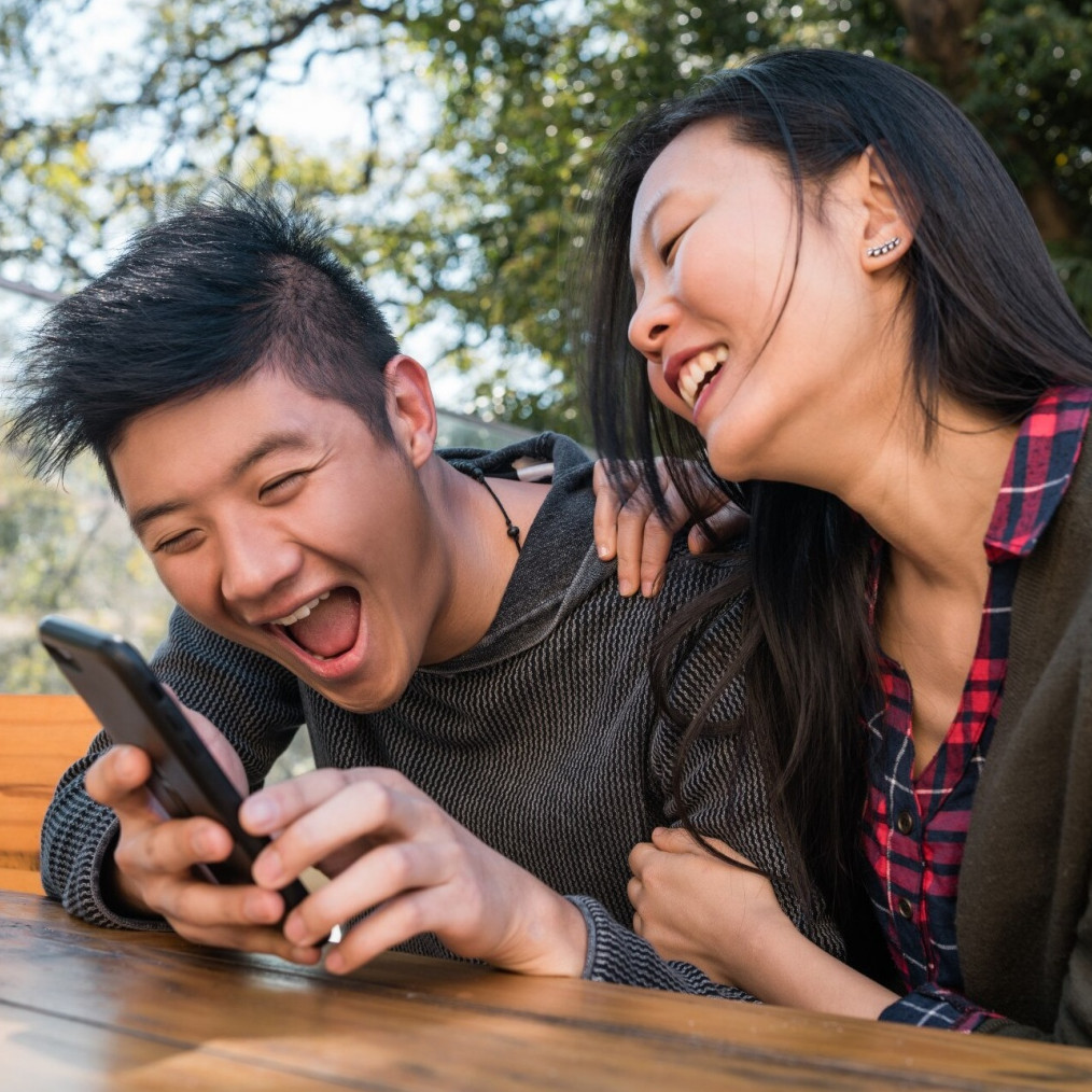 40 Pantun kocak dewasa yang nakal tapi tetap santun, cocok buat bercanda sama teman