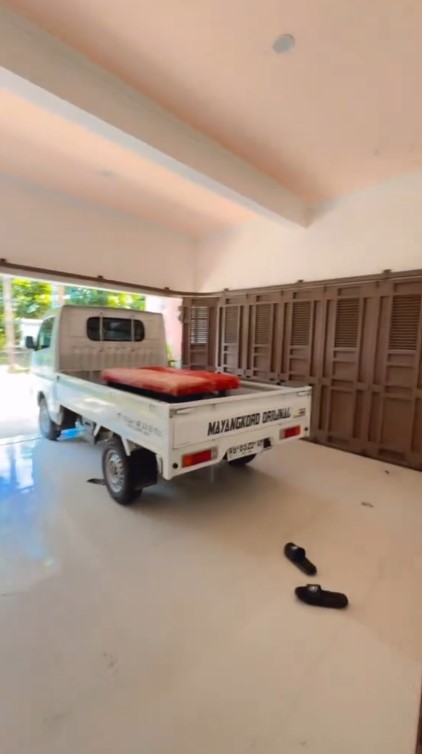 Jerih payah hasil nyinden sejak kecil, ini 11 potret rumah ke-5 Niken Salindry bak istana di pemukiman