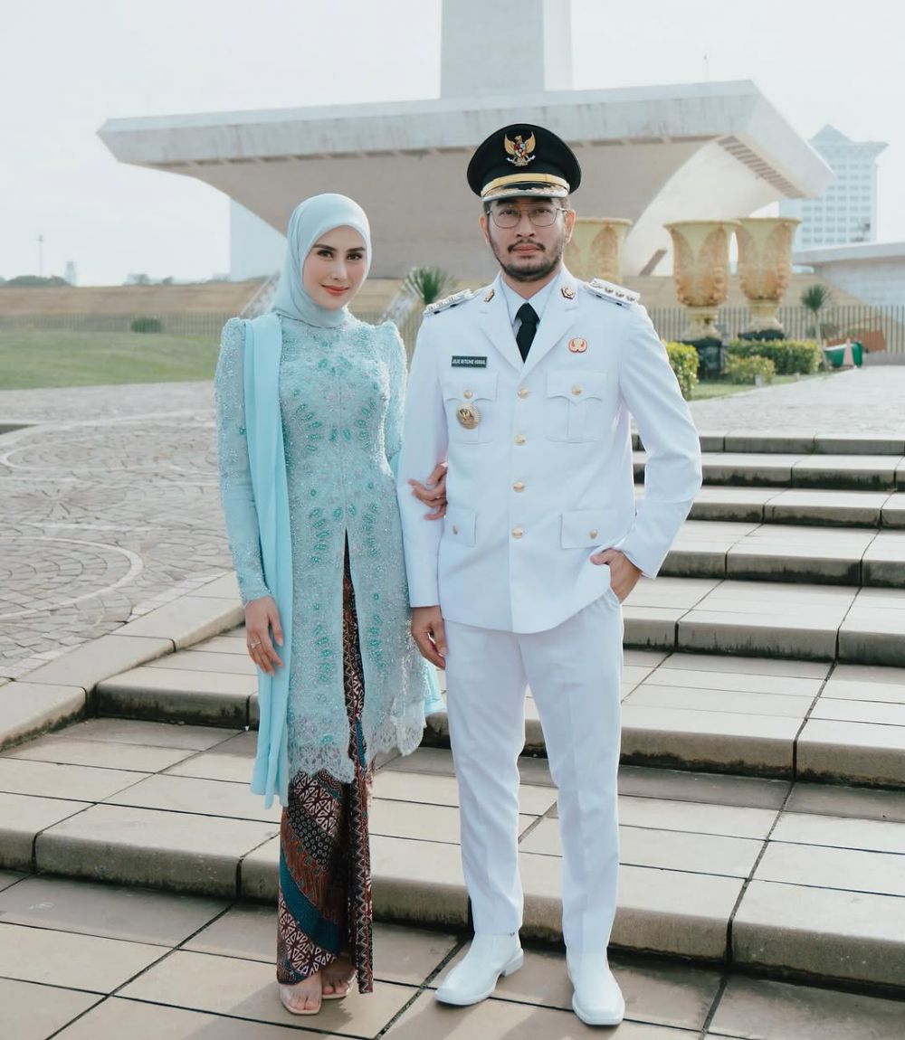 9 Potret Syahnaz Sadiqah dampingi Jeje Govinda saat pelantikan, gaya simpel pakai kebaya jadi sorotan