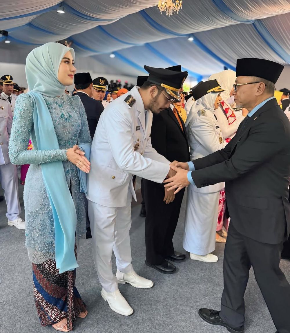9 Potret Syahnaz Sadiqah dampingi Jeje Govinda saat pelantikan, gaya simpel pakai kebaya jadi sorotan